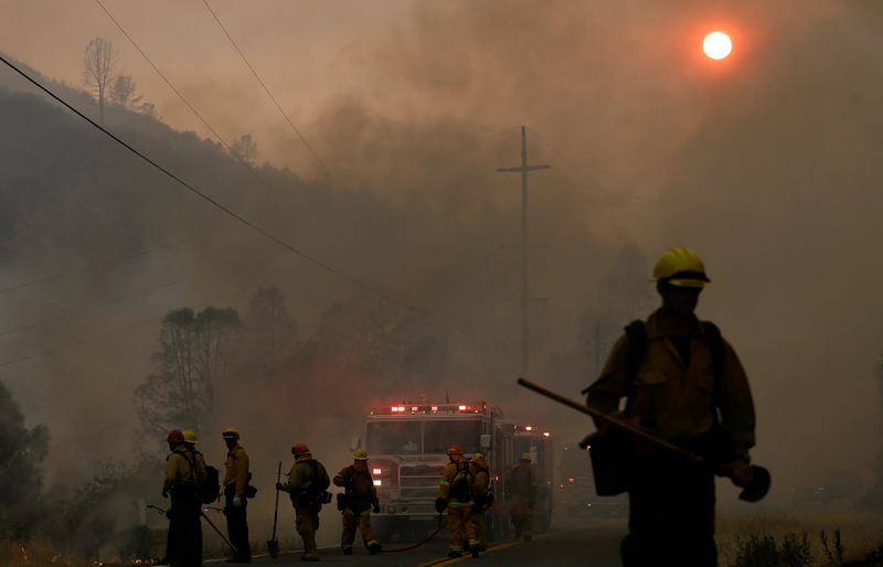 Illustration for article titled California Burning: Dramatic Photos Of Firefighters In Action